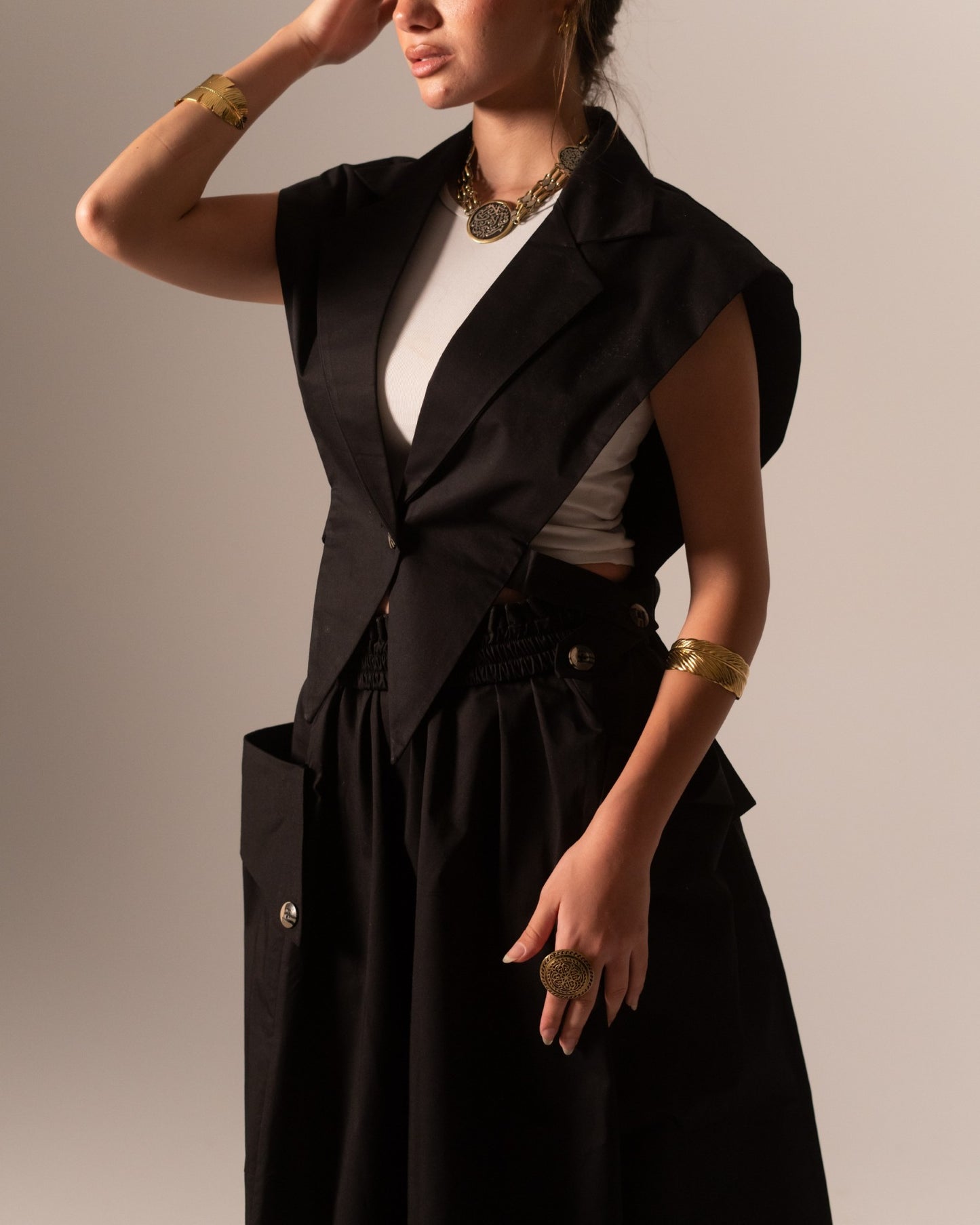 AURA VEST OBSIDIAN