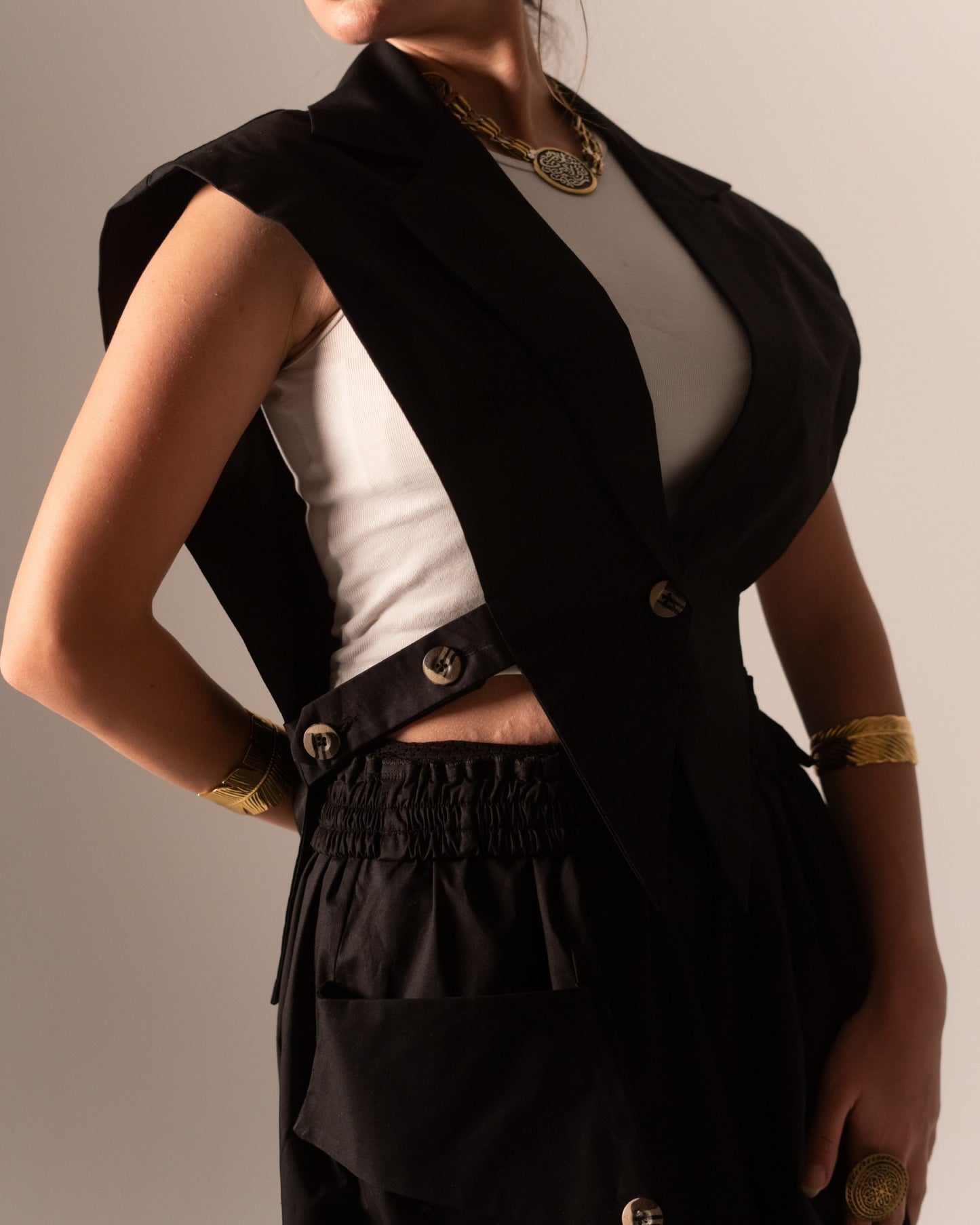 AURA VEST OBSIDIAN
